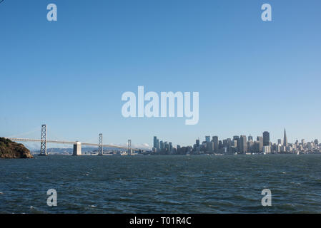 Le Bay Bridge peut être vu depuis les rives de l'île au trésor et l'île de Yerba Buena à San Francisco. Banque D'Images