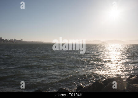 Le Bay Bridge peut être vu depuis les rives de l'île au trésor et l'île de Yerba Buena à San Francisco. Banque D'Images