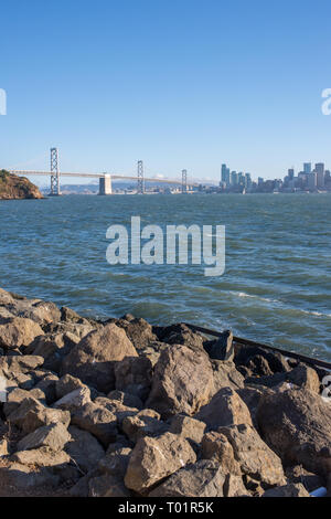 Le Bay Bridge peut être vu depuis les rives de l'île au trésor et l'île de Yerba Buena à San Francisco. Banque D'Images