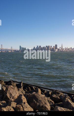 Le Bay Bridge peut être vu depuis les rives de l'île au trésor et l'île de Yerba Buena à San Francisco. Banque D'Images