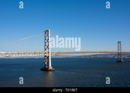 Le Bay Bridge peut être vu depuis les rives de l'île au trésor et l'île de Yerba Buena à San Francisco. Banque D'Images