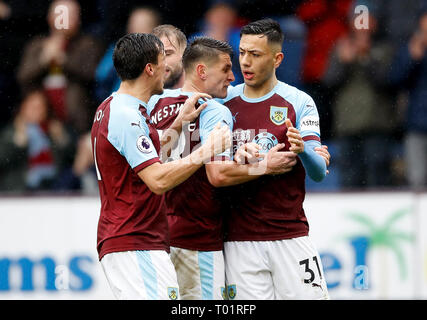 Burnley's Dwight McNeil (à droite) célèbre marquant son but premier du côté du jeu au cours de la Premier League match à Turf Moor, Burnley. Banque D'Images