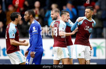 Burnley's Dwight McNeil (à droite) célèbre marquant son but premier du côté du jeu au cours de la Premier League match à Turf Moor, Burnley. Banque D'Images