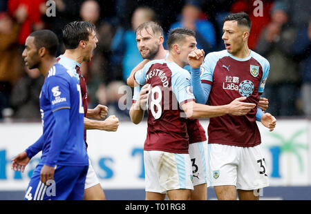 Burnley's Dwight McNeil (à droite) célèbre marquant son but premier du côté du jeu au cours de la Premier League match à Turf Moor, Burnley. Banque D'Images