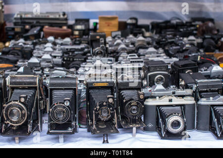 Caméras archaïque en vente au marché aux puces de Linke Wienzeile Naschmarkt marché d'antiquités. Vienne. L'Autriche. Banque D'Images