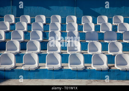 Des chaises en plastique blanc dans les gradins, Close up Banque D'Images