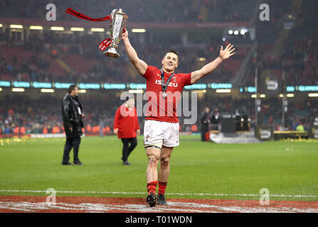 Pays de Galles' Jonathan Davies célèbre avec le trophée des Six Nations après le match des Six Nations de la Guinness à la Principauté Stadium, Cardiff. Banque D'Images