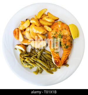 Filet de saumon poêlé servi avec pommes de terre au four et des haricots verts. Plus isolé sur fond blanc Banque D'Images