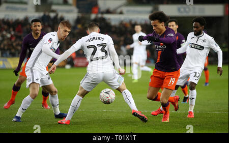 Swansea City's Connor Roberts (centre gauche) et Manchester City's Leroy Sane (centre droit) au cours de la FA Cup trimestre dernier match au Liberty Stadium, Swansea. Banque D'Images