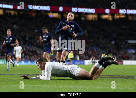 L'Angleterre Jonny peut marque son quatrième essai du côté du jeu au cours de la Guinness 6 Nations match à Twickenham Stadium, Londres.