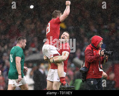 Pays de Galles' Jonathan Davies (à gauche) célèbre après le match des Six Nations de la Guinness à la Principauté Stadium, Cardiff. Banque D'Images