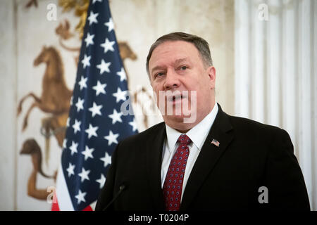 Le secrétaire d'Etat américain Mike Pompeo au cours d'une conférence de presse conjointe à l'Parc Lazienki à Varsovie, Pologne, le 12 février 2019 Banque D'Images