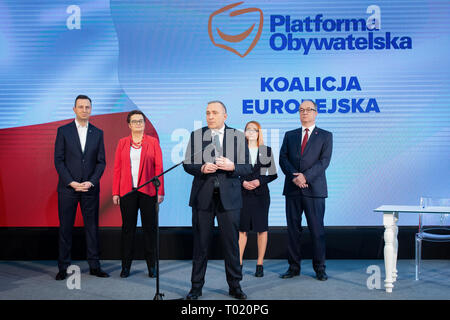 Wladyslaw Kosiniak-Kamysz, Katarzyna Lubnauer, Grzegorz Schetyna, Malgorzata Tracz et Wlodzimierz Czarzasty lors d'une conférence de presse commune de la ''Coalition européenne'' (cinq plus grands partis de l'opposition polonaise) les leaders à Varsovie, en Pologne le 24 février 2019. Cinq partis d'opposition polonaise (Plate-forme civique, parti moderne, Parti du peuple polonais, l'Alliance Démocratique de Gauche et verts) de la Pologne le dimanche a signé une déclaration de la coalition, en vue de la prochaine élection du Parlement européen, et a créé l'initiative facturées en tant que coalition. Banque D'Images