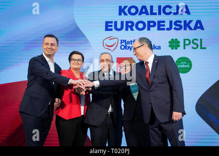 Wladyslaw Kosiniak-Kamysz, Katarzyna Lubnauer, Grzegorz Schetyna, Malgorzata Tracz et Wlodzimierz Czarzasty lors d'une conférence de presse commune de la ''Coalition européenne'' (cinq plus grands partis de l'opposition polonaise) les leaders à Varsovie, en Pologne le 24 février 2019. Cinq partis d'opposition polonaise (Plate-forme civique, parti moderne, Parti du peuple polonais, l'Alliance Démocratique de Gauche et verts) de la Pologne le dimanche a signé une déclaration de la coalition, en vue de la prochaine élection du Parlement européen, et a créé l'initiative facturées en tant que coalition. Banque D'Images