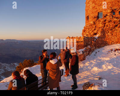 Les touristes à Desert View Watchtower et donnent sur. Le Parc National du Grand Canyon, Arizona. Banque D'Images