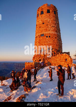 Les touristes à Desert View Watchtower et donnent sur. Le Parc National du Grand Canyon, Arizona. Banque D'Images