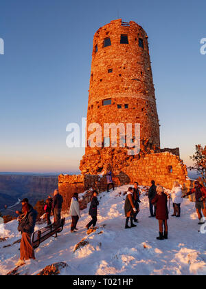 Les touristes à Desert View Watchtower et donnent sur. Le Parc National du Grand Canyon, Arizona. Banque D'Images