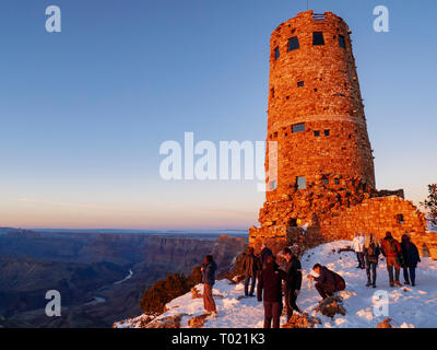 Les touristes à Desert View Watchtower et donnent sur. Le Parc National du Grand Canyon, Arizona. Banque D'Images