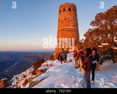 Les touristes à Desert View Watchtower et donnent sur. Le Parc National du Grand Canyon, Arizona. Banque D'Images