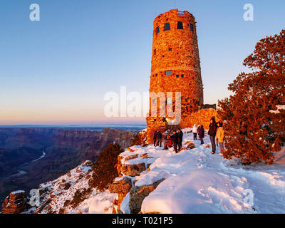 Les touristes à Desert View Watchtower et donnent sur. Le Parc National du Grand Canyon, Arizona. Banque D'Images