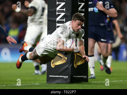 L'Angleterre George Ford marque son cinquième du côté d'essayer le jeu pendant le match des Six Nations Guinness au stade de Twickenham, Londres. Banque D'Images