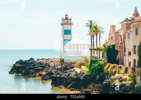 Vieux bâtiment portugais et le phare Paysage près de l'Océan Banque D'Images
