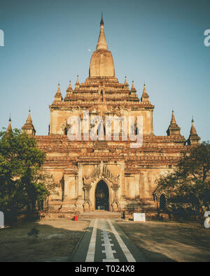 Coucher de soleil sur l'entrée d'un ancien temple de Bagan, Myanmar Banque D'Images