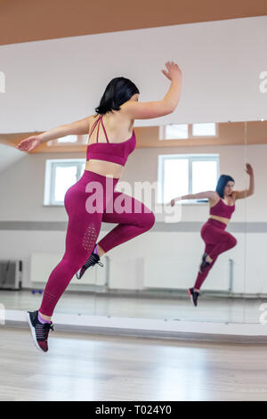 Athletic Girl jumping in the gym. Le concept de sport, une bonne hygiène de vie, la perte de poids Banque D'Images