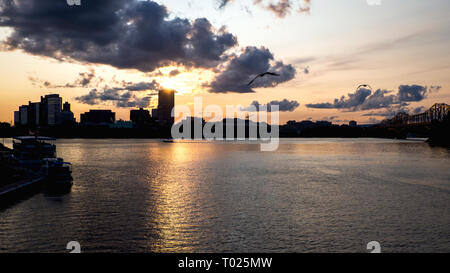 Coucher de soleil sur la rivière Ottawa, Gatineau - Ottawa, Canada Banque D'Images