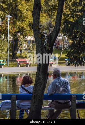 Budapest, Hongrie, 13 Septembre , 2019 - couple de personnes âgées bénéficiant de la journée devant un lac à varolisget park Banque D'Images