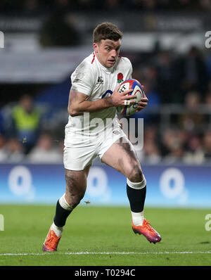 L'Angleterre George Ford marque son cinquième du côté d'essayer le jeu pendant le match des Six Nations Guinness au stade de Twickenham, Londres. Banque D'Images