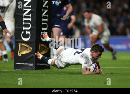 L'Angleterre George Ford marque son cinquième du côté d'essayer le jeu pendant le match des Six Nations Guinness au stade de Twickenham, Londres. Banque D'Images