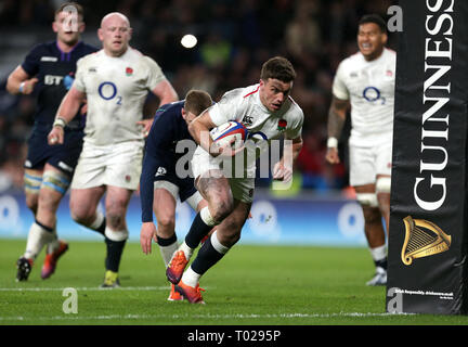 L'Angleterre George Ford marque son cinquième du côté d'essayer le jeu pendant le match des Six Nations Guinness au stade de Twickenham, Londres. Banque D'Images