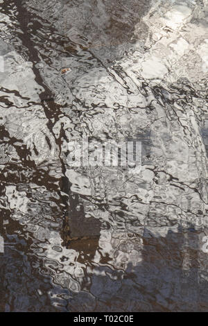 Un lampadaire reflète dans la flaque créé sur la rive sud, Londres, Royaume-Uni, sur un mauvais jour pluvieux de mars. Banque D'Images