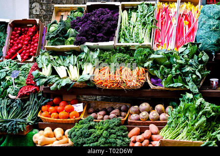 Légumes frais vendus sur bien disposée market stall Banque D'Images