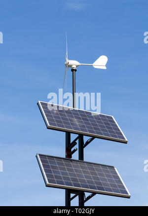 L'éolienne de petite puissance et d'un ensemble de panneaux solaires contre ciel bleu. Concept d'énergie renouvelable. Banque D'Images