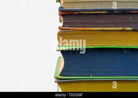 Pile de livres à couverture rigide vintage avec copie espace isolé. Arrière-plan blanc. Close-up. Banque D'Images