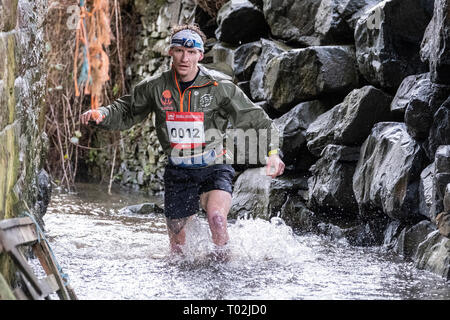 INNERLEITHEN, Traquair House & Estate, au Royaume-Uni. 16.Mar.2019. 13e course aventure Deerstalker puissant Légende : Un concurrent atteint le premier défi de l'eau du cours qu'il prend sur l'oubleStalker'. Coureurs prenant part à "double ensuite Stalker', une nouvelle construction de deux caractères (option lap distance double, lit double et obstacles 1824ft ascension !). La 13e course de rat Mighty Deerstalker, Sports d'aventure. La plus farfelue, nuit, le trail running événement dans l'agenda 3000 britannique hardy trail runners se rendront à Traquair House, Innerleithen, dans la région des Scottish Borders, pour le puissant Banque D'Images