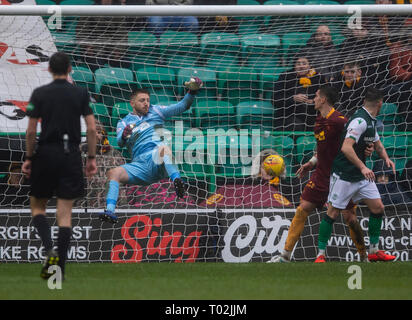 Edinburgh, Royaume-Uni. 16 mars 2019. Premiereship écossais Hibernian - Motherwell v, Edinburgh, Midlothian, UK. 16/03/2019. Pic montre : gardien de Motherwell, Mark Gillespie, est impuissant en tant que défenseur des Hibs, David Gray en-tête de l'oiseau de lui dans le filet pendant la première moitié de l'hôte de Hibs Motherwell à Édimbourg : Crédit Crédit : Ian Ian Jacobs Jacobs/Alamy Live News Banque D'Images