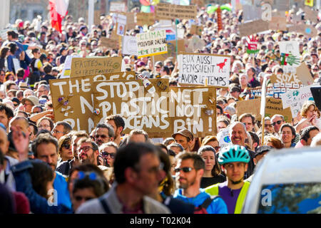 Lyon, France. 16 mars 2019. Les protestataires sont vus à Lyon (Centre-est de la France) le 16 mars 2019, holding signs car ils prennent part à la 'Marche du siècle' pour exiger des réponses au changement climatique. Crédit photo : Serge Mouraret/Alamy Stock Photo Credit : Serge Mouraret/Alamy Live News Banque D'Images