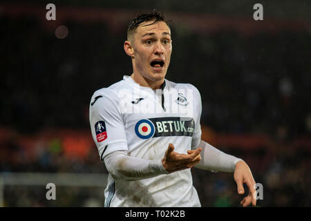 Swansea, Royaume-Uni. 16 mars 2019. Connor Roberts de Swansea City regarde sur. L'unis en FA Cup, quart de finale cette image ne peut être utilisé qu'à des fins rédactionnelles. Usage éditorial uniquement, licence requise pour un usage commercial. Aucune utilisation de pari, de jeux ou d'un seul club/ligue/dvd publications. Photos par Andrew Orchard la photographie de sport/Alamy live news Banque D'Images