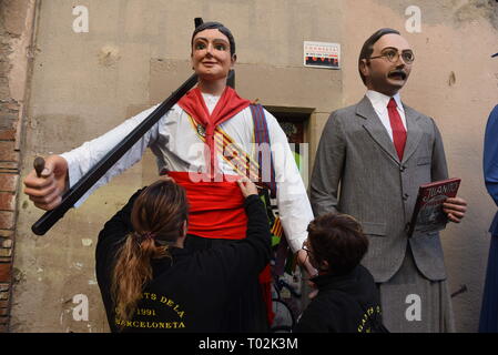 Barcelone, Barcelone, Espagne. Mar 16, 2019. Revelers sont vus touchant le 'Gigantes' (Gigants) pendant le festival.Le quartier du Raval à Barcelone, Espagne, célèbre le festival de Santa Madrona avec un défilé de '' 'gigantes' (giants) et '' 'cabezudos" (grosse tête), dans le quartier des rues. Santa Madrona festival a eu lieu il y a huit ans avec l'intention de promouvoir les liens avec la figure de Santa Madrona avec le quartier de Raval. Crédit : John Milner SOPA/Images/ZUMA/Alamy Fil Live News Banque D'Images