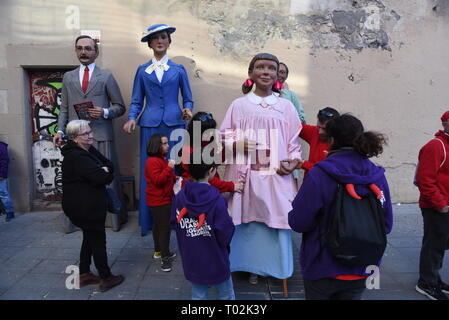 Barcelone, Barcelone, Espagne. Mar 16, 2019. Revelers sont vus autour de la Gigantes' (Gigants) pendant la célébration.Le quartier du Raval à Barcelone, Espagne, célèbre le festival de Santa Madrona avec un défilé de '' 'gigantes' (giants) et '' 'cabezudos" (grosse tête), dans le quartier des rues. Santa Madrona festival a eu lieu il y a huit ans avec l'intention de promouvoir les liens avec la figure de Santa Madrona avec le quartier de Raval. Crédit : John Milner SOPA/Images/ZUMA/Alamy Fil Live News Banque D'Images