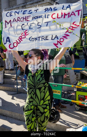 Lyon, France. 16 mars 2019. Les protestataires sont vus à Lyon (Centre-est de la France) le 16 mars 2019, holding signs car ils prennent part à la 'Marche du siècle' pour exiger des réponses au changement climatique. Crédit photo : Serge Mouraret/Alamy Stock Photo Credit : Serge Mouraret/Alamy Live News Banque D'Images