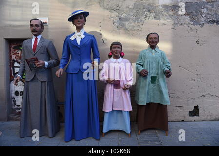 Barcelone, Barcelone, Espagne. Mar 16, 2019. Gigantes (Gigants) sont vus au cours de la célébration.Le quartier du Raval à Barcelone, Espagne, célèbre le festival de Santa Madrona avec un défilé de '' 'gigantes' (giants) et '' 'cabezudos" (grosse tête), dans le quartier des rues. Santa Madrona festival a eu lieu il y a huit ans avec l'intention de promouvoir les liens avec la figure de Santa Madrona avec le quartier de Raval. Crédit : John Milner SOPA/Images/ZUMA/Alamy Fil Live News Banque D'Images