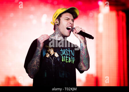 Torino, Italie. 16 mars 2019. Le rappeur italien Fedez en live sur scène pour son premier concert de la tournée des compagnies aériennes paranoïa à Turin, à la Pala Millares Crédit : Alessandro Bosio Crédit : Alessandro Bosio/Alamy Live News Banque D'Images