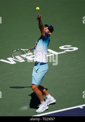 Californie, USA. 16 mars 2019. Dominic Thiem (AUT) sert contre Milos Raonic (CAN) lors de leur demi-finale du tournoi au 2019 BNP Paribas Open à Indian Wells Tennis Garden à Indian Wells, en Californie. Charles Baus/CSM Crédit : Cal Sport Media/Alamy Live News Banque D'Images