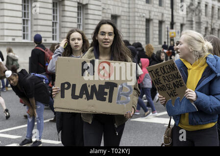 London, Greater London, UK. Mar 15, 2019. Les jeunes sont vus avec des pancartes pendant la manifestation.Des centaines de jeunes se sont réunis à la place du Parlement, de se joindre à la grève du climat mondial et exigeant du gouvernement et les politiciens des mesures directes pour lutter contre le changement climatique. Étudiants dans plus de 100 pays sont allés dans la rue pour participer à un climat global strike. Credit : Andres Pantoja SOPA/Images/ZUMA/Alamy Fil Live News Banque D'Images
