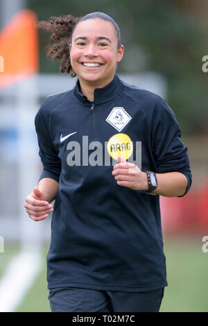 DEN HAAG , 16-03-2019 , Football , saison , Houtrust Sportpark 2018 / 2019 , néerlandais Tweede Divisie . Arbitre assistant Franca Overtoom avant le match Scheveningen vs Spakenburg Banque D'Images