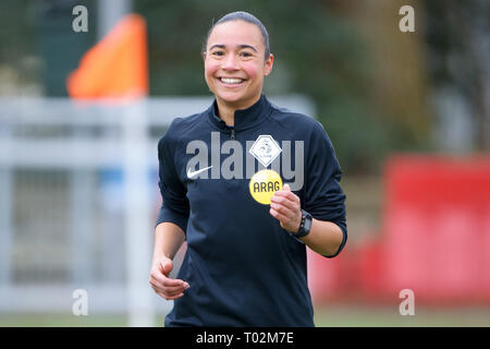 DEN HAAG , 16-03-2019 , Football , saison , Houtrust Sportpark 2018 / 2019 , néerlandais Tweede Divisie . Arbitre assistant Franca Overtoom avant le match Scheveningen vs Spakenburg Banque D'Images